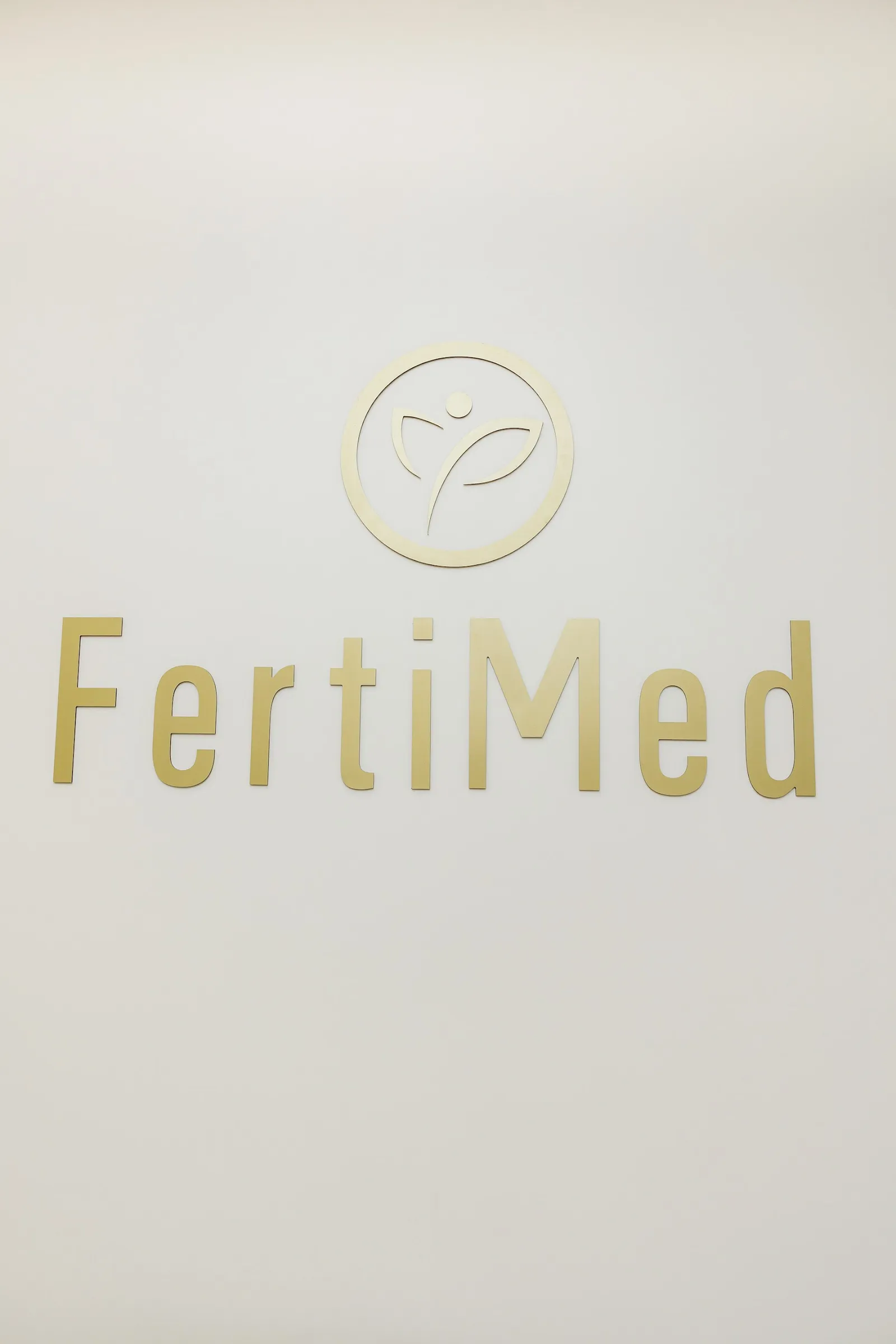 Логотип FertiMed на стіні